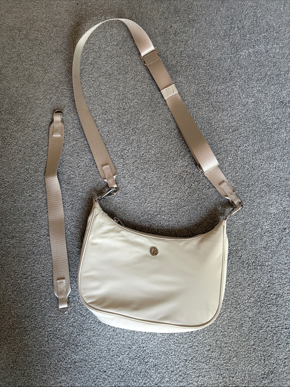 Lululemon bag in beige with 2 straps